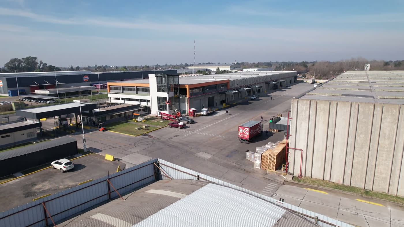 Vista aérea del predio de Moreno Store con los galpones y la playa de maniobras
