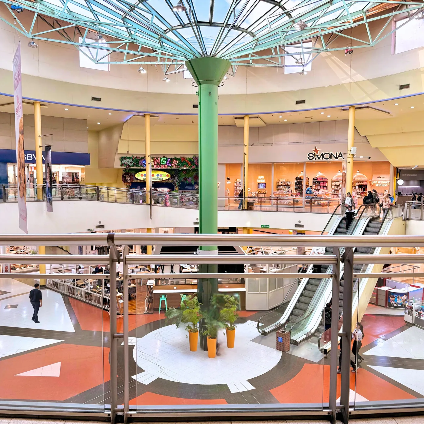 Nine Shopping — el atrio central, con las escaleras mecánicas y los locales