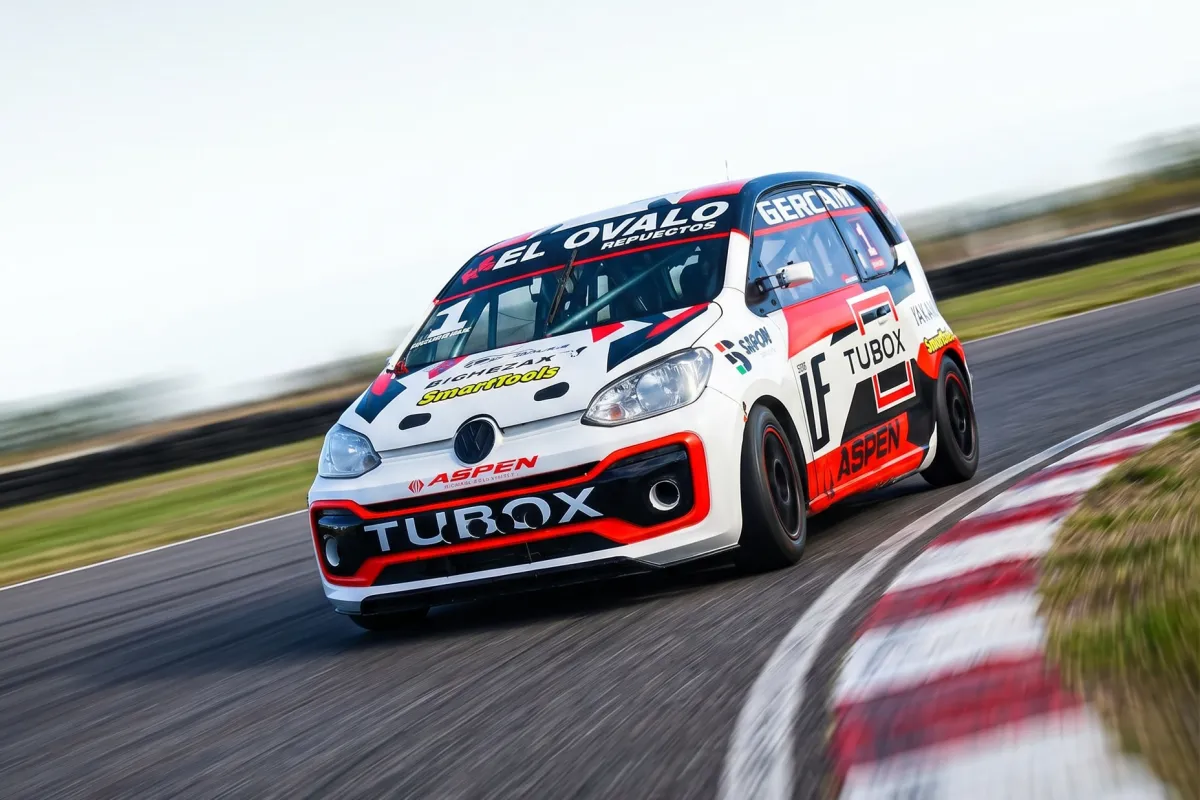 Auto de competición ploteado con el diseño de TuBox, en la pista